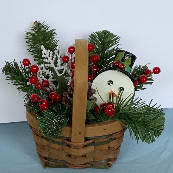 Christmas/Winter Small Floral Basket Design - Picture 2 of 5